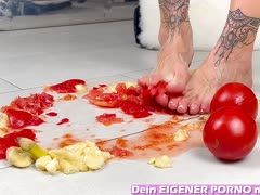 Tattoo Füße stampfen auf Lebensmittel