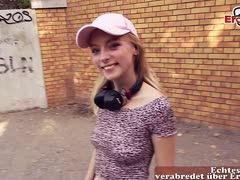 Schüchternes blondes Girl beim deutschen Blind Date