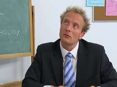 Brünette Göre verführt den Lehrer in der Klasse Brünette Göre verführt den Lehrer in der Klasse